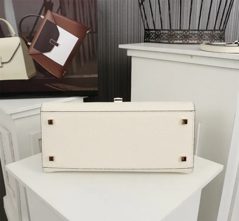 In stock 👉Original medium size off-white, 👉Valextra Valextra Iside, known as Italian Hermès, is one of the most representative designs of Valextra. There is no obvious logo, but the simple collective line design is very recognizable, full of architectural art, and shows a capable and intellectual style. It is made of imported palm-print lining cowhide, with up to five stitches of handwork, and the shiny oil edges test the skill of the craftsman. Medium size: 26cm【6627#】